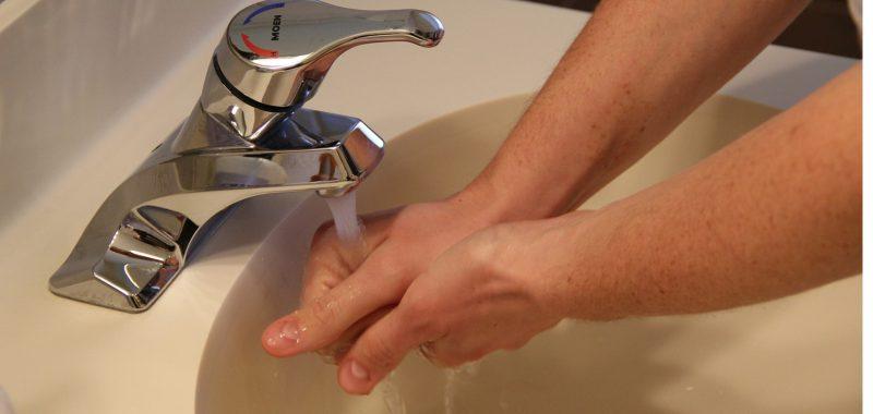 O que é mais seguro: secar as mãos com toalhas de papel ou usar secadores?